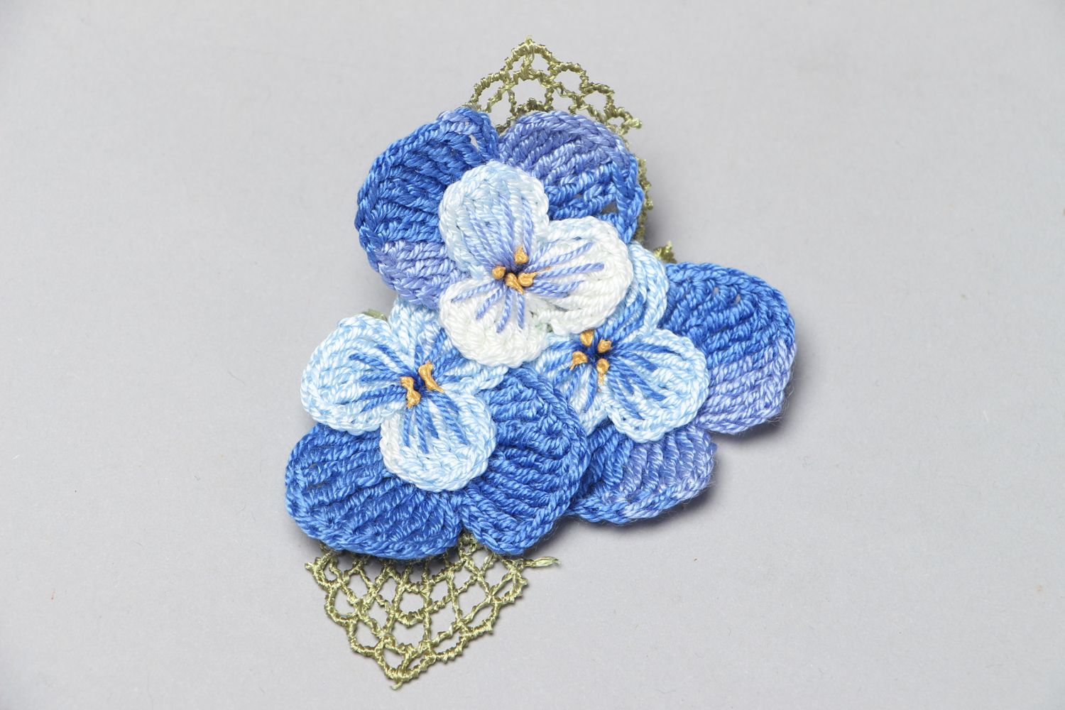 Broche bleue avec fleurs tricotée  à l'aide du crochet photo 1