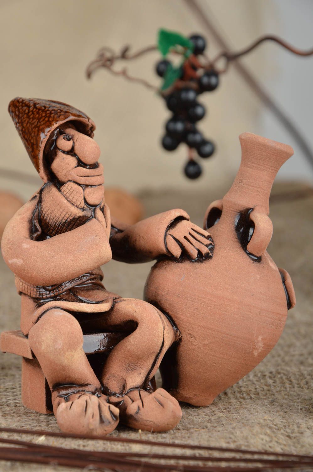 Petite figurine en céramique faite main brune décorative vigneron avec cruche  photo 1