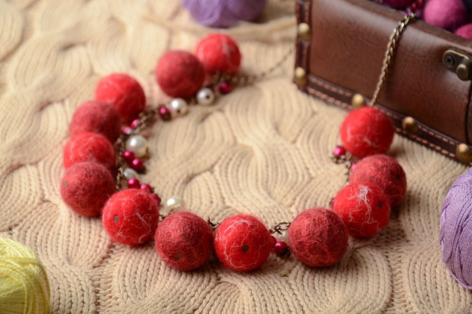 Red felted wool necklace photo 1