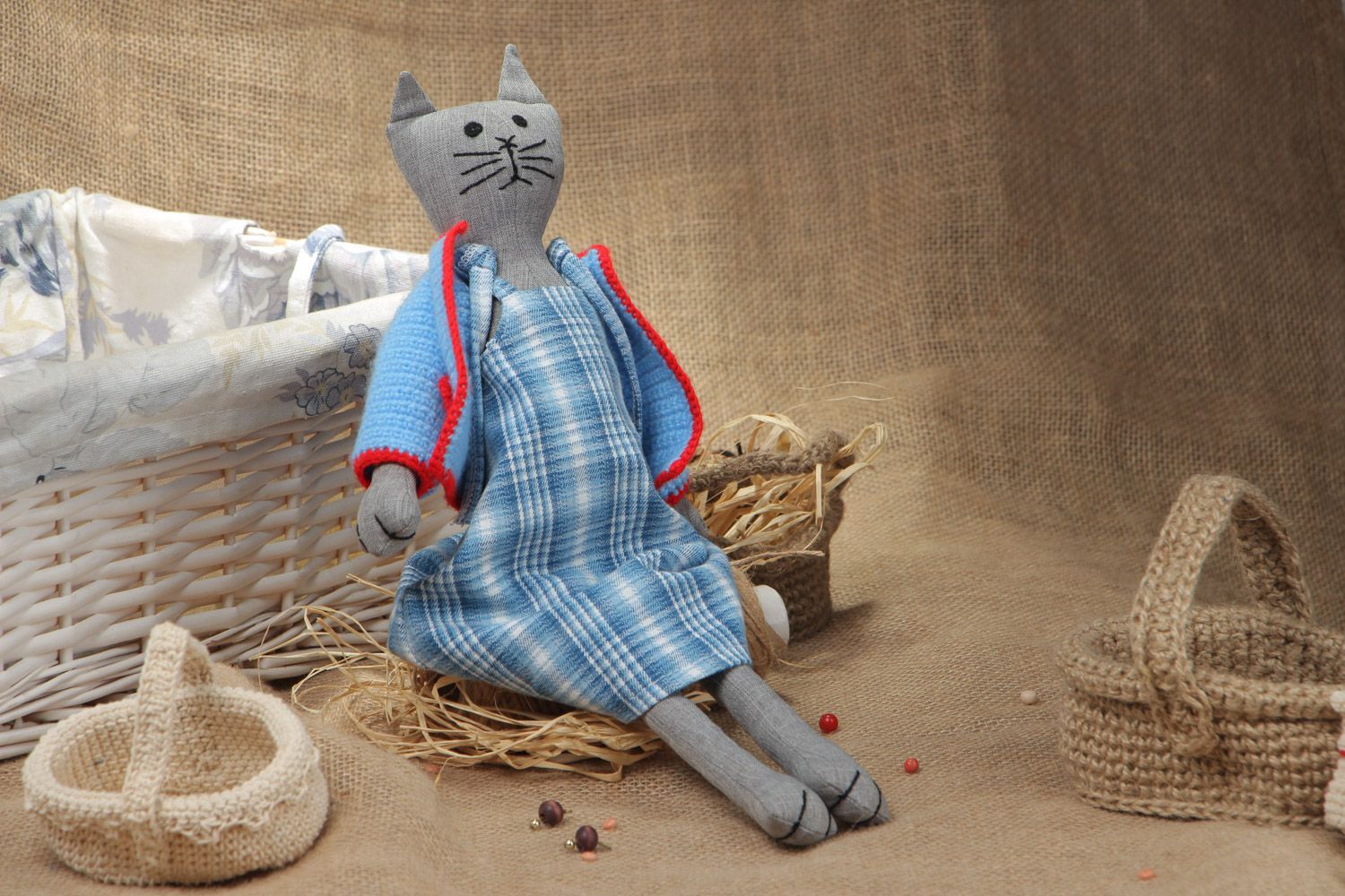 Мягкая игрушка ручной работы из хлопка Кошка в клетчатом сарафане и жакете фото 1
