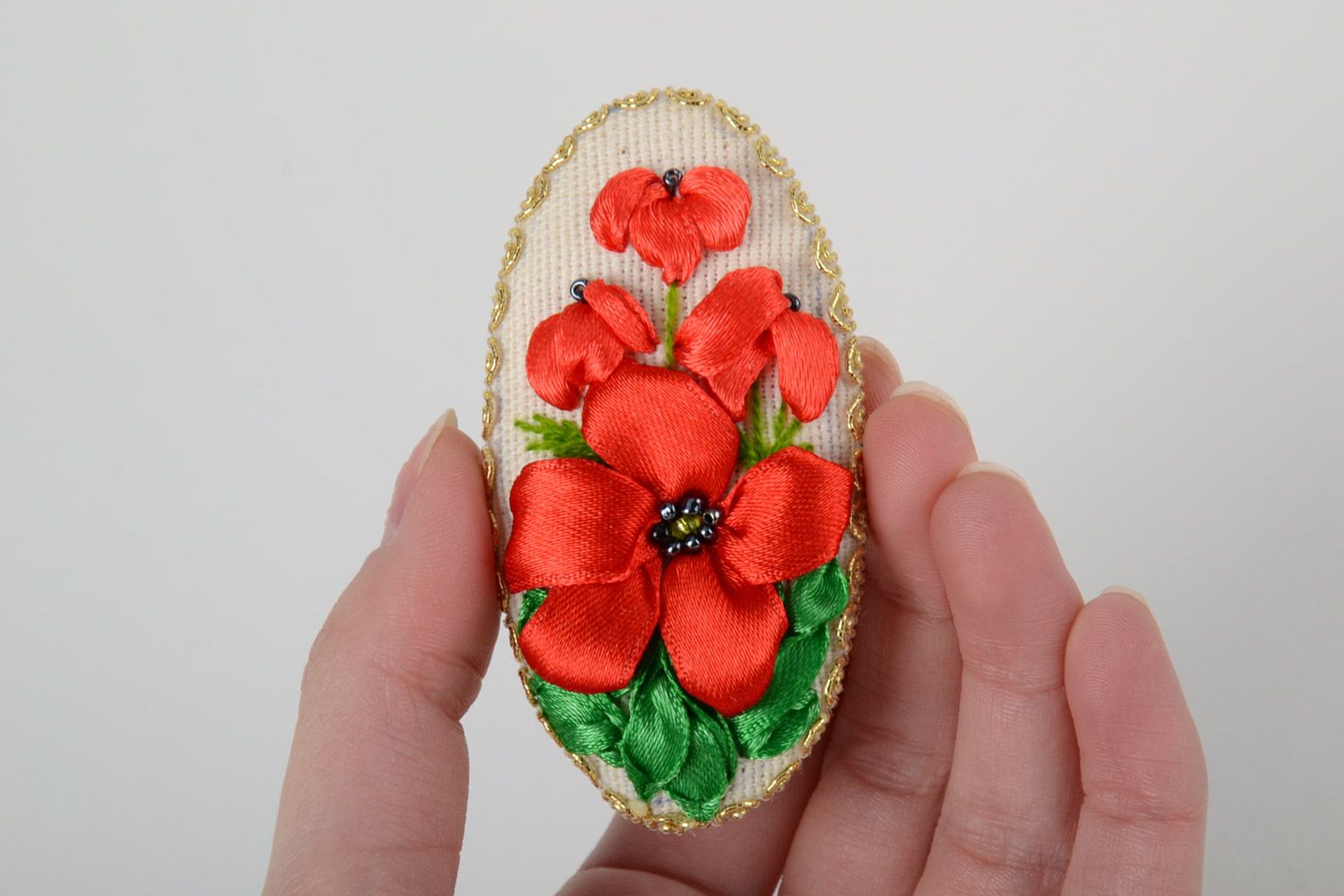 Broche en tissu massive ovale brodée aux rubans avec fleurs rouges faite main  photo 5