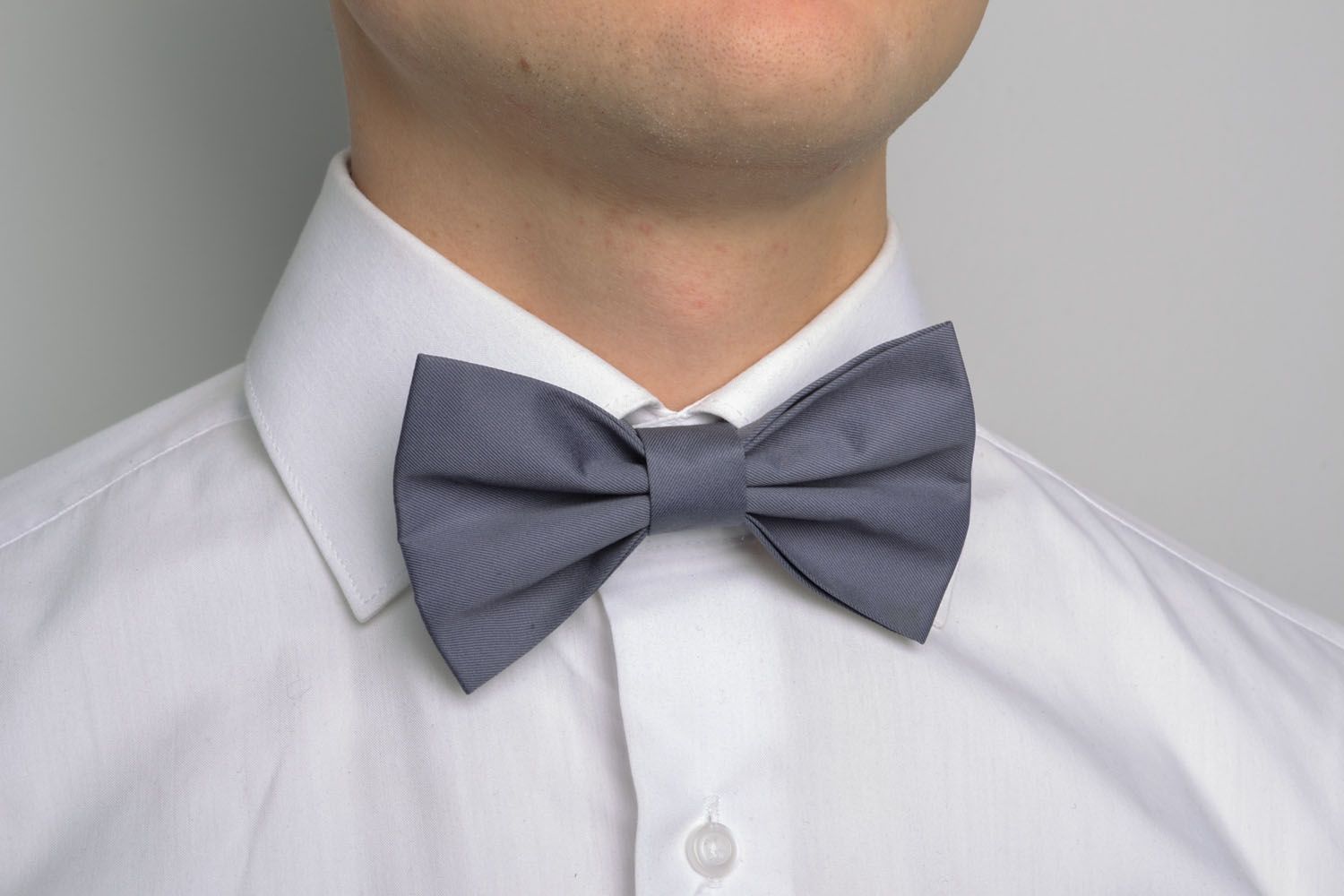 Серый галстук-бабочка для мужчины  фото 1