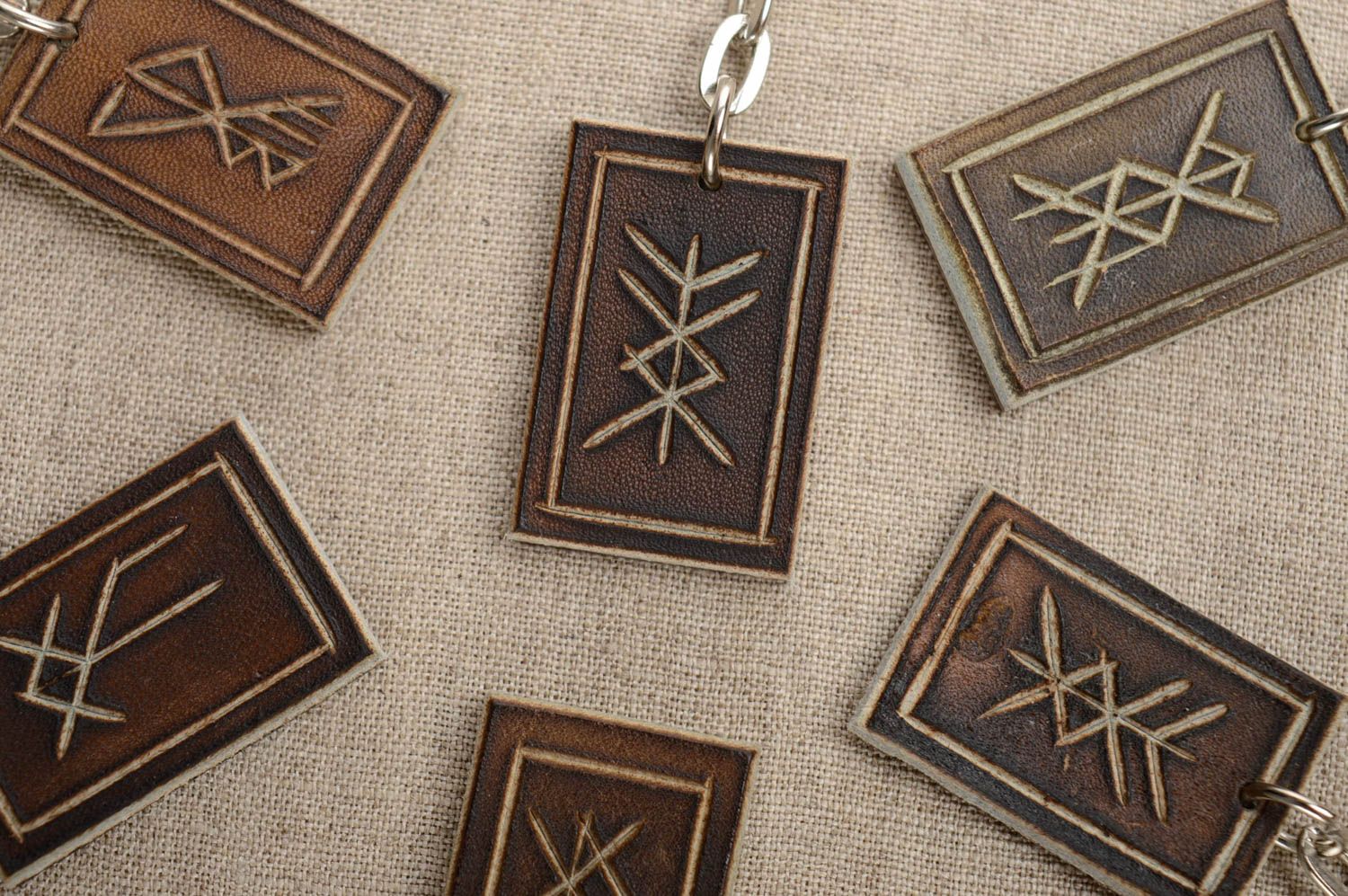 Llavero de cuero con runas, amuleto foto 2