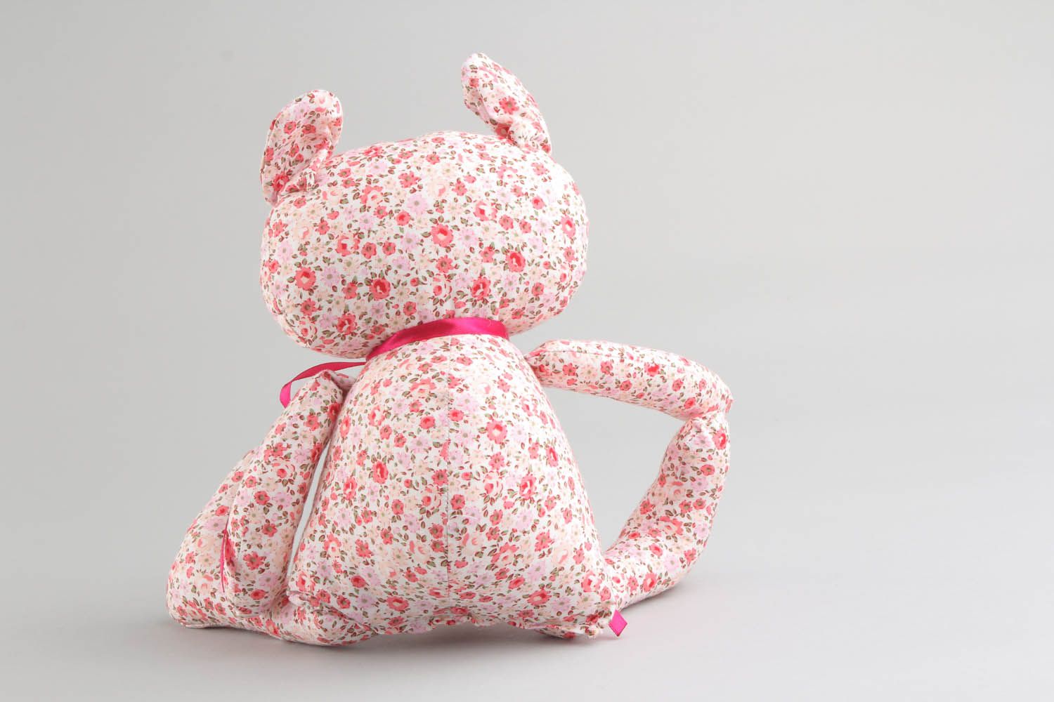 Brinquedo macio artesanal de pelúcia costurado de têxtil Urso de cor rosa foto 3