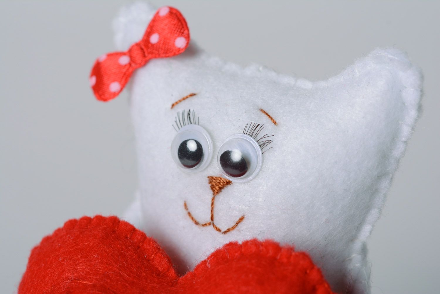 Мягкая игрушка из фетра и синтепуха белая кошка с сердцем ручной работы милая фото 5