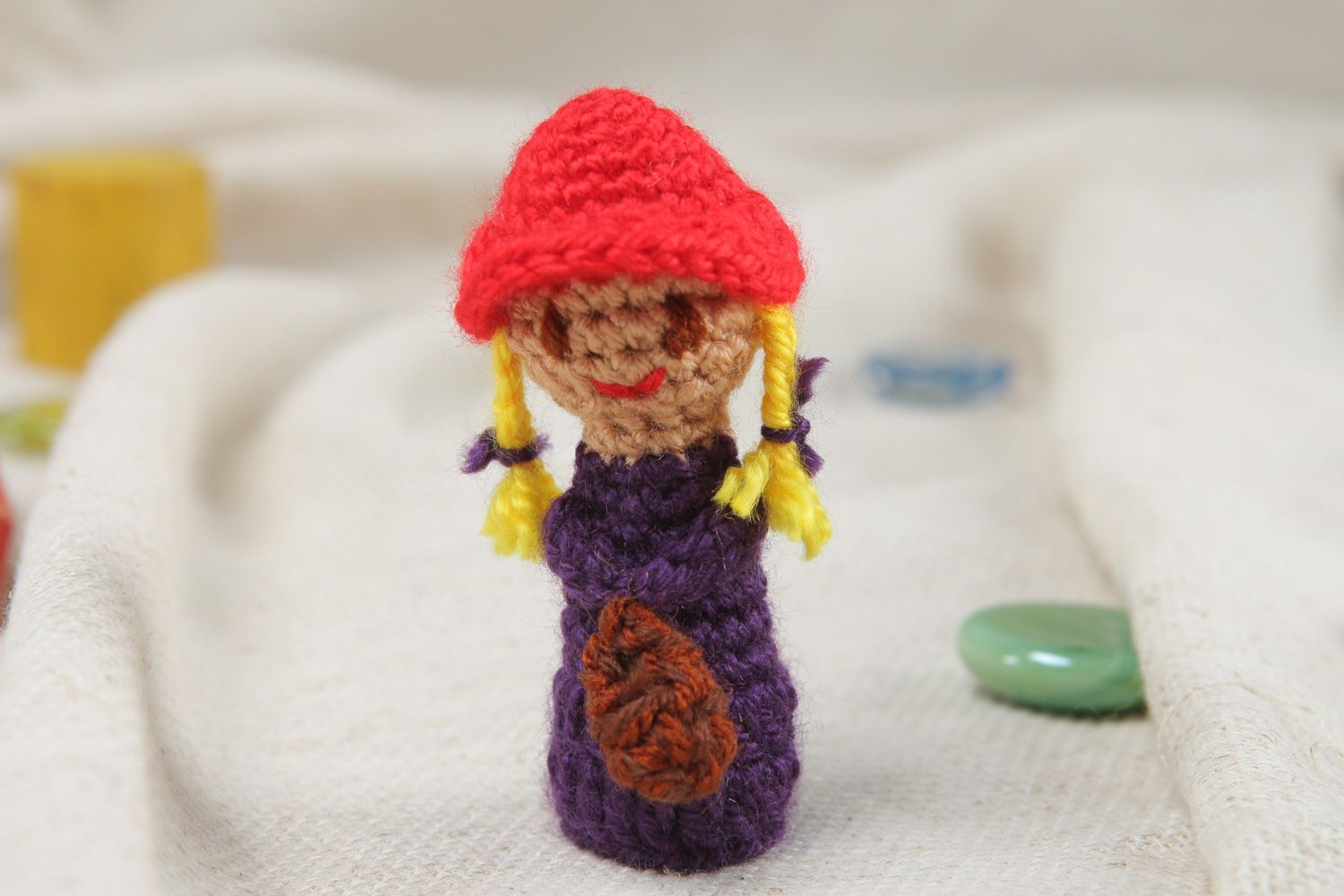 Marionnette à doigt chaperon rouge faite main tricotée au crochet pour enfant photo 5