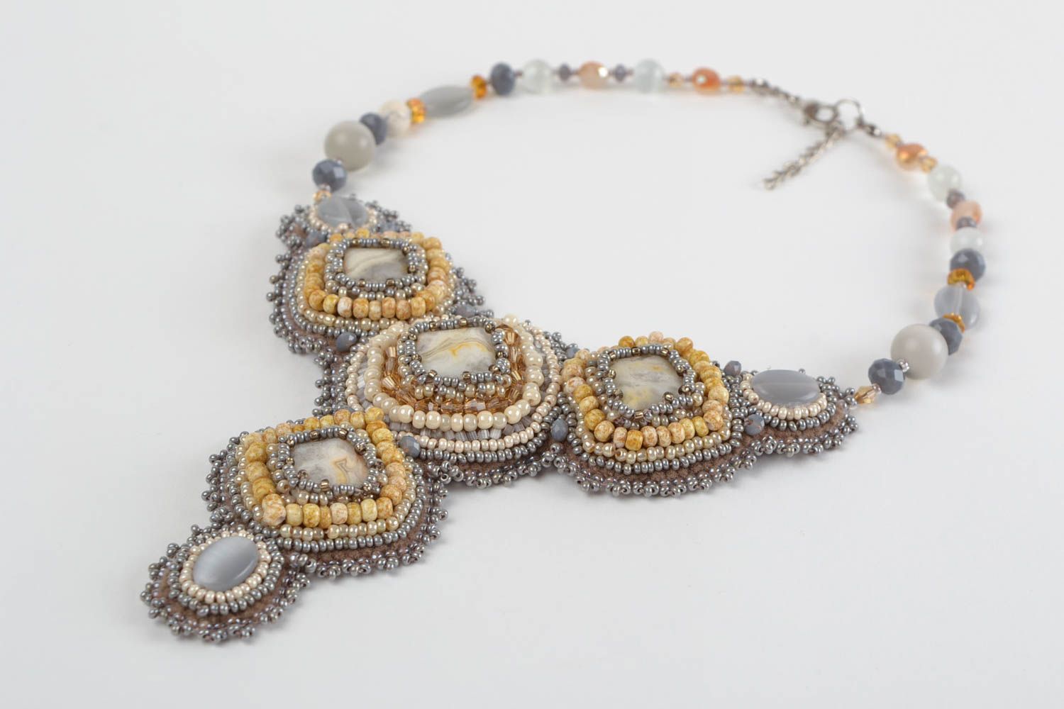 Collier en perles de rocaille et pierres fait main gris-jaune volumineux photo 2