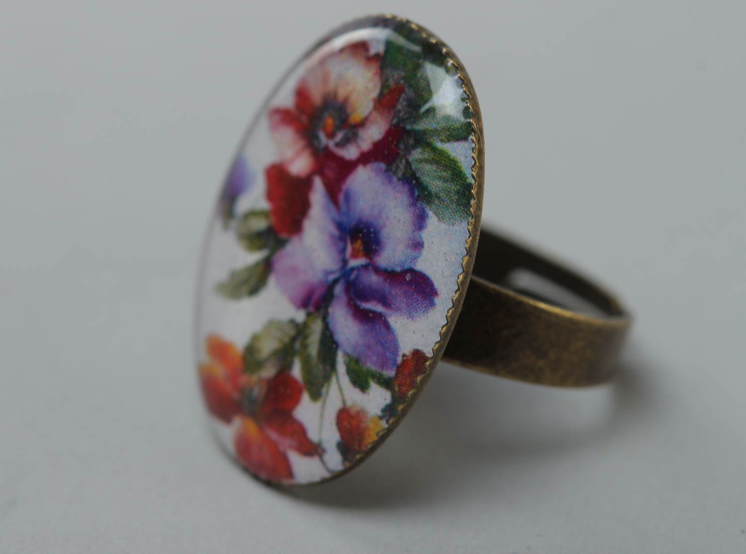 Handcrafted vintage egg-shaped ring made of glass glaze with violets photo 2