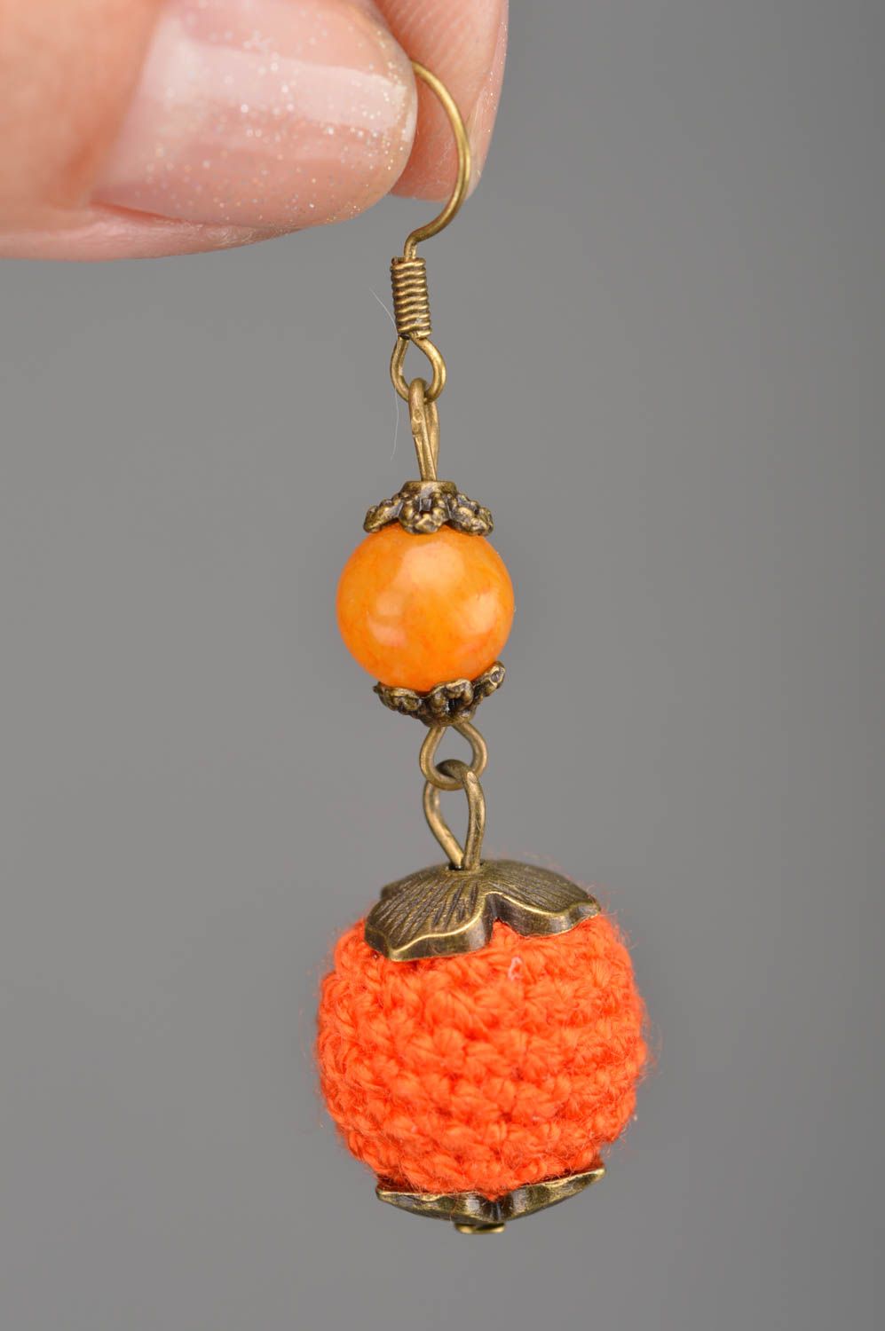 Boucles d'oreilles orange pendantes boules tricotées au crochet faites main photo 2