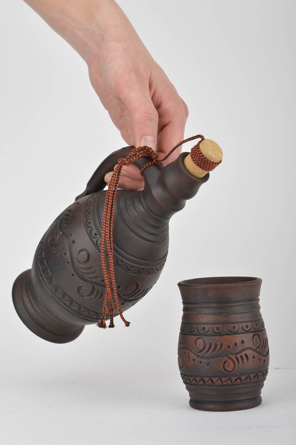 Juego de vajilla cerámica vaso y botella artesanales de color marrón   foto 3