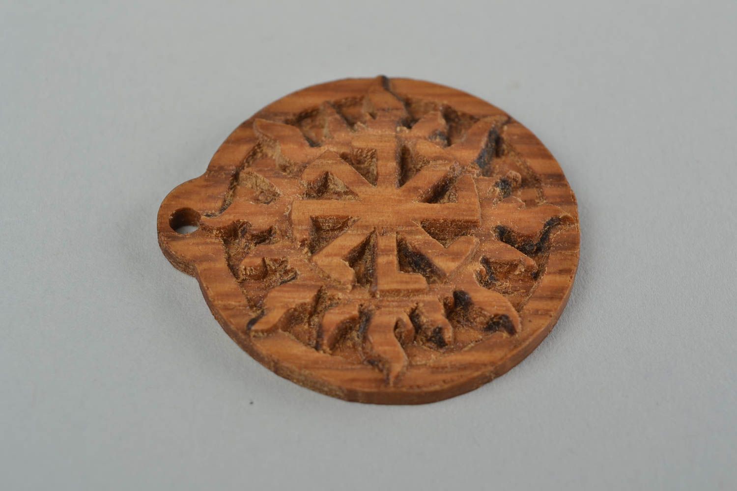 Slawischer runder künstlerischer Amulett Anhänger aus Holz handmade Kolowrat foto 4