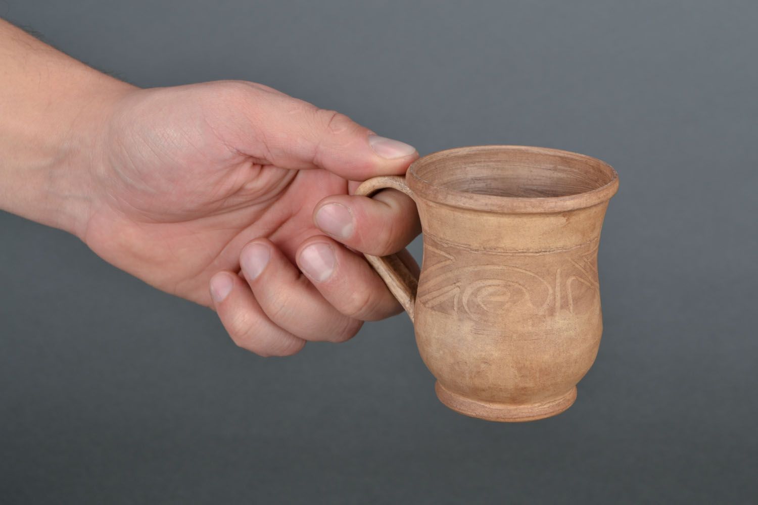 Глиняная кофейная чашка в технике молочения фото 2