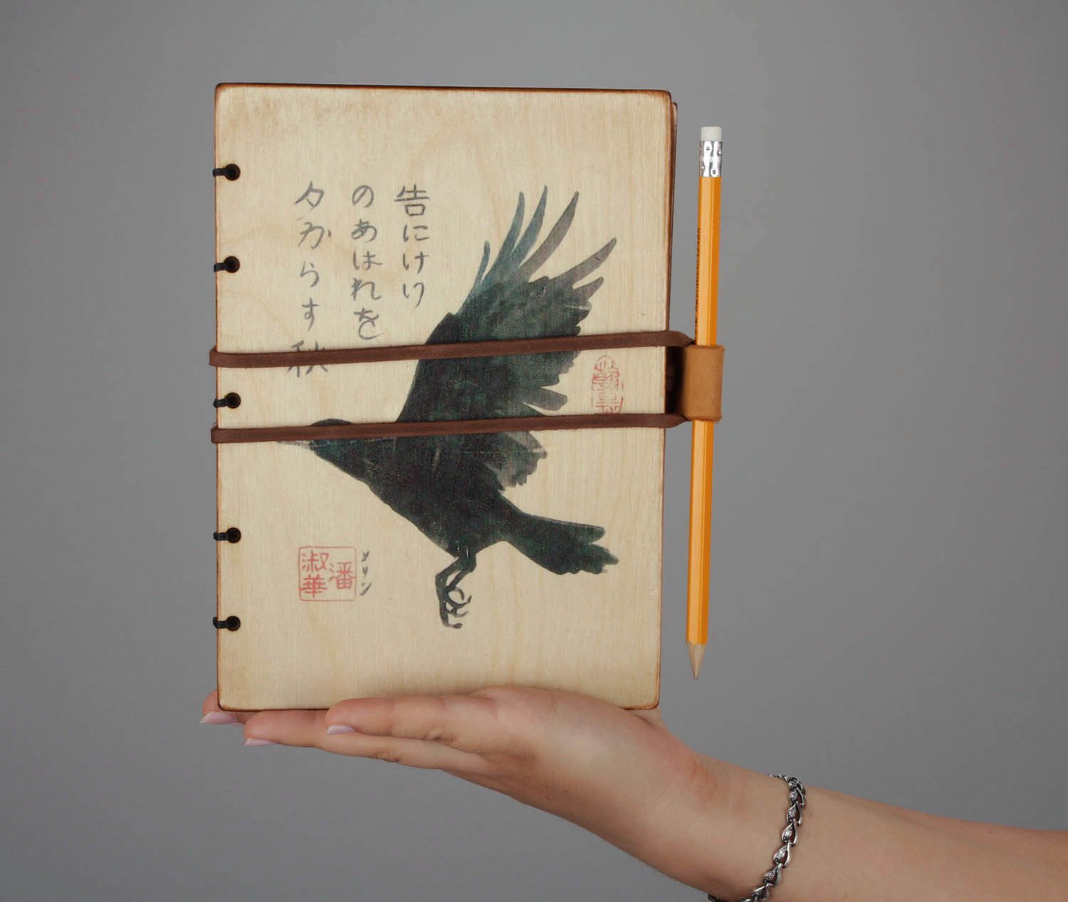 El bloc de notas de diseño hecho a mano El cuervo de Oriente foto 5