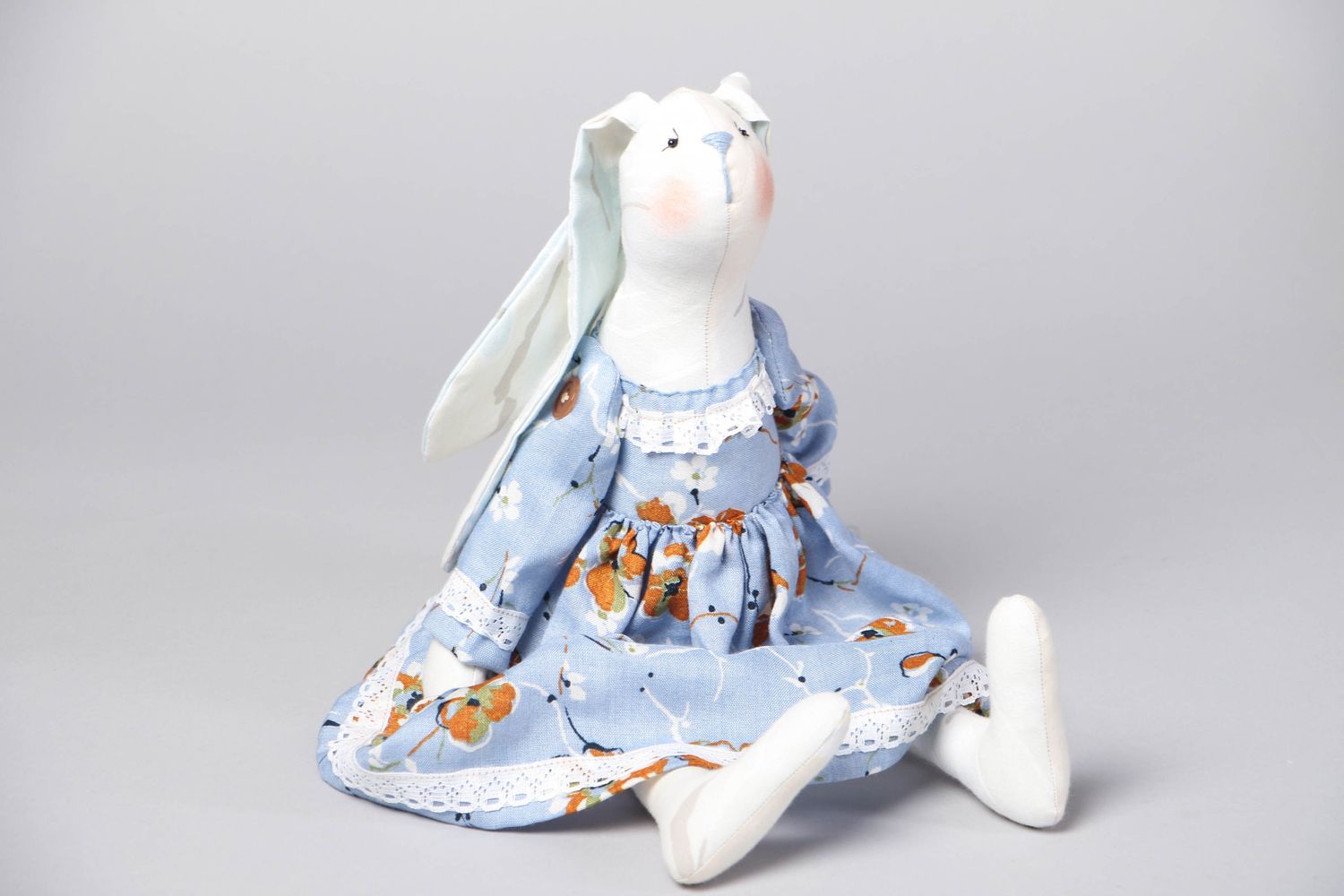 Мягкая игрушка ручной работы из ткани Зайчиха в голубом платье фото 1