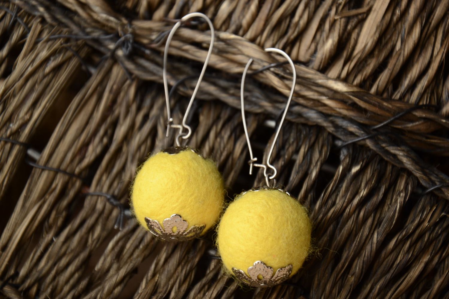 Gelbe Ohrringe aus Wolle mit einer Schließe  foto 1