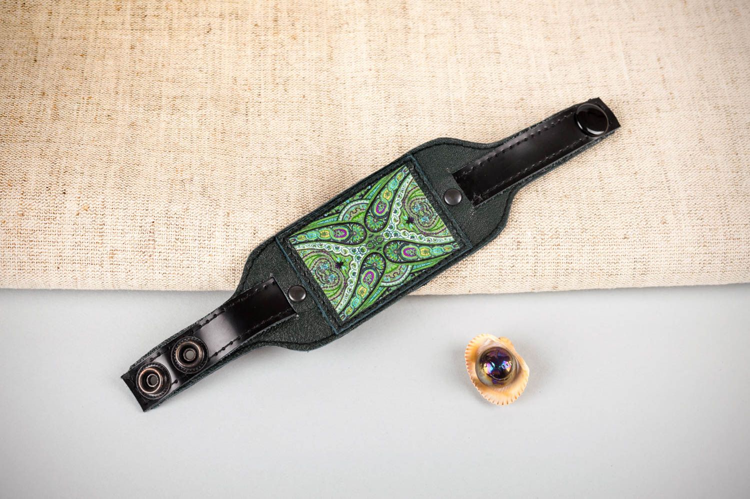 Bracelet en cuir naturel noir avec motifs verts fait main boutons-pression photo 1