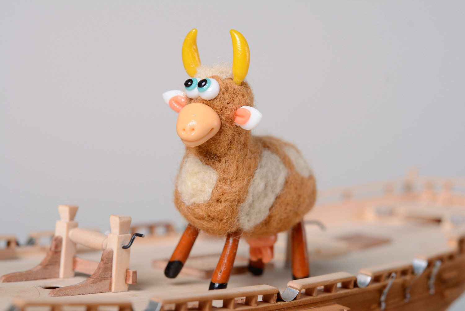 Jouet vache en laine feutrée fait main original et mignon pour un enfant photo 1