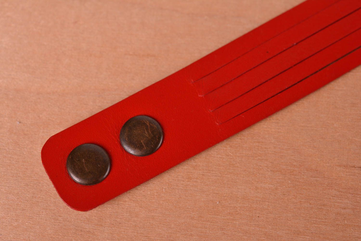Accesorio de cuero artesanal regalo original brazalete artesanal color rojo foto 4