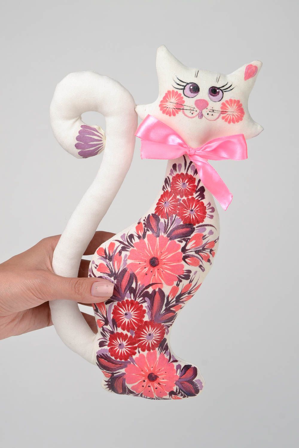 Игрушка кошка игрушка ручной работы интересный подарок Белая кошка в цветы фото 2