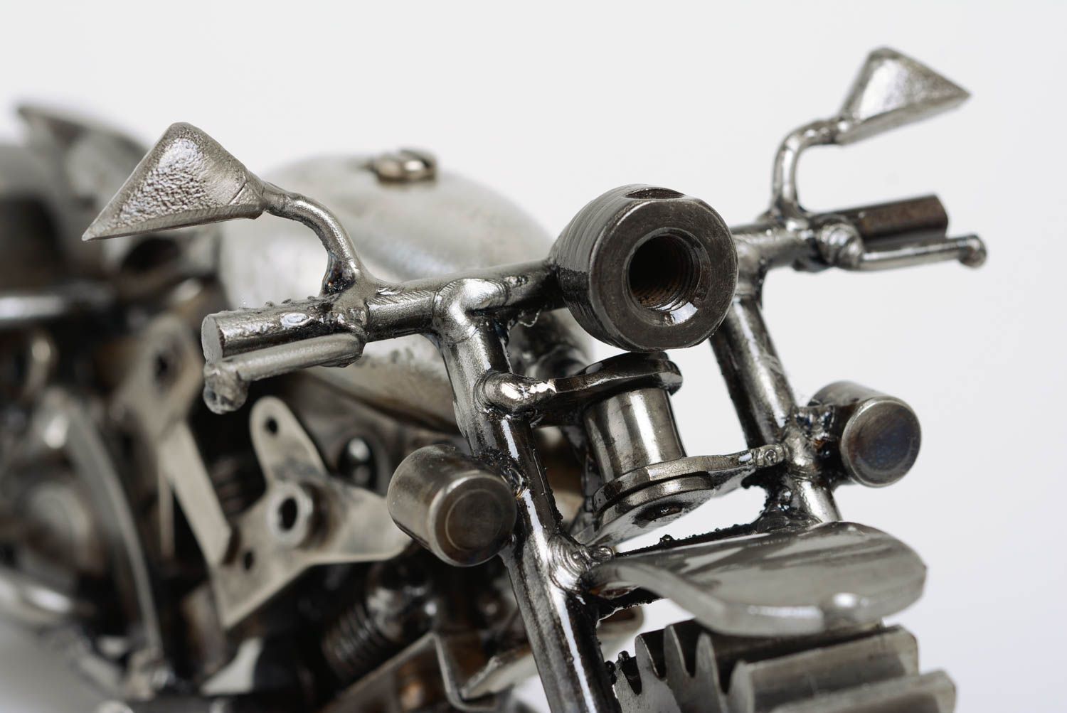 Figurilla artesanal de los detalles metálicos con forma de moto  foto 2