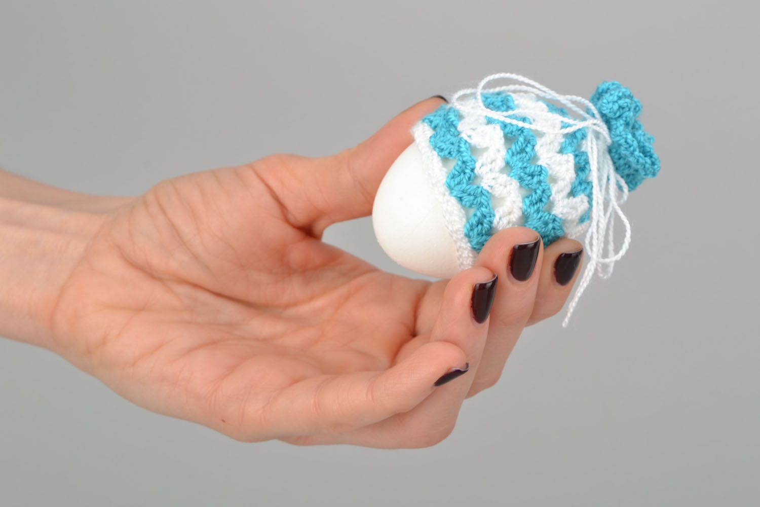 Gorrito tejido a rayas para huevo de Pascua foto 2