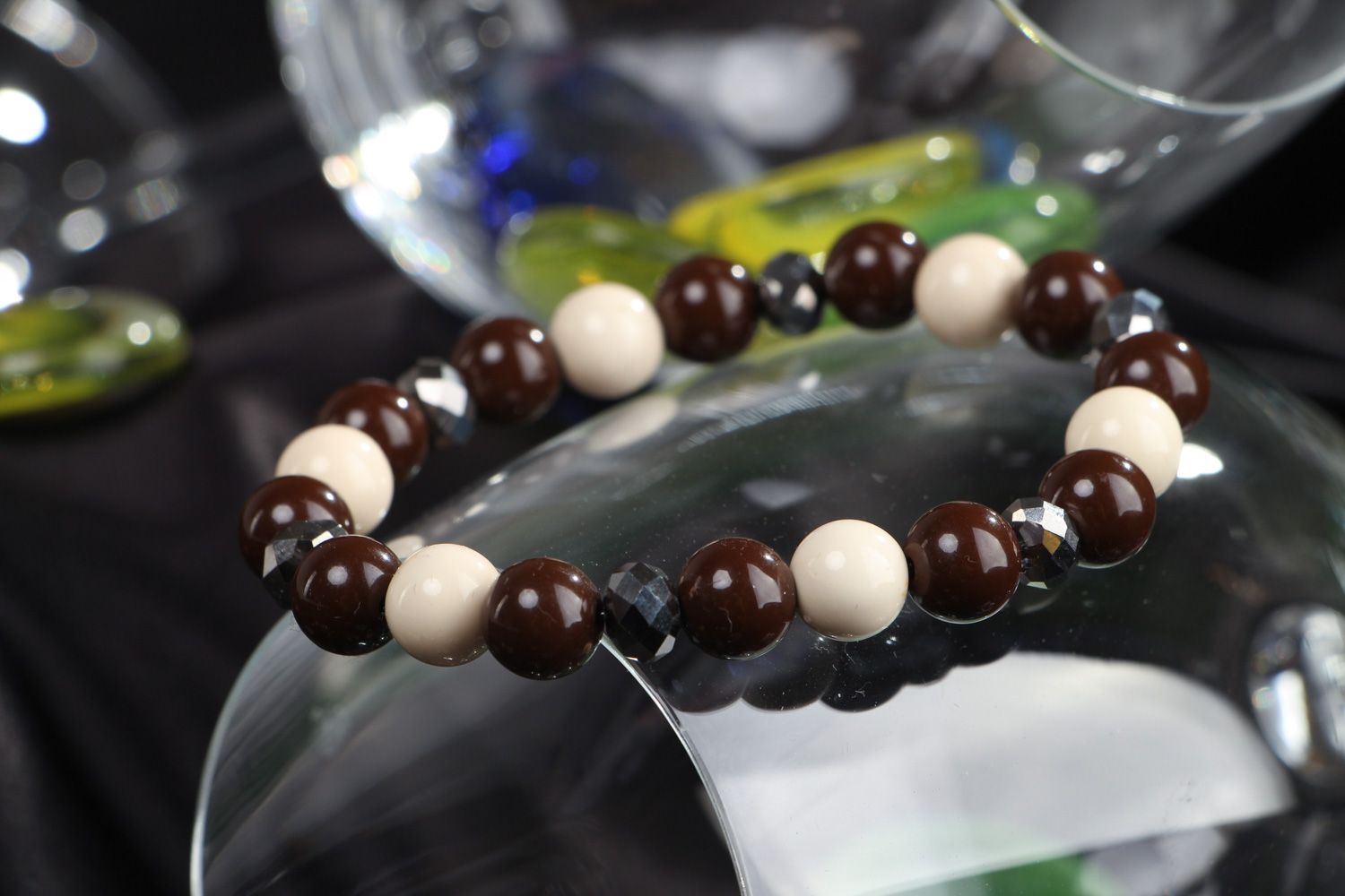 Bracelet en perles plastiques et verre fait main bijou pour femme original photo 4
