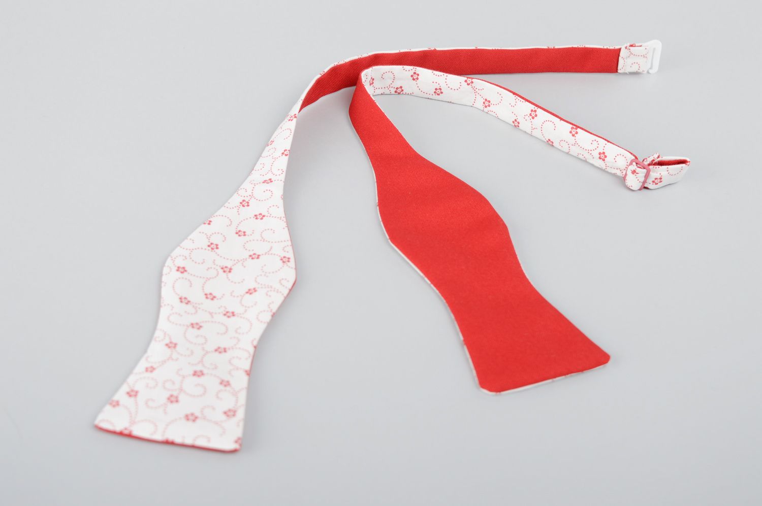 Two-sided fabric bow tie with red and white print photo 2