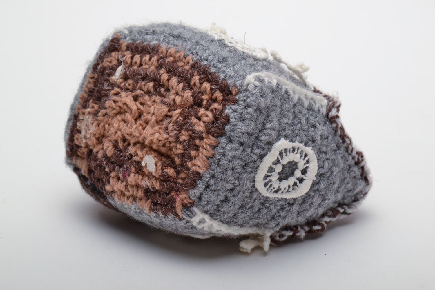 Jouet mou tricoté au crochet fait à la main Petite maison grise décorative photo 4