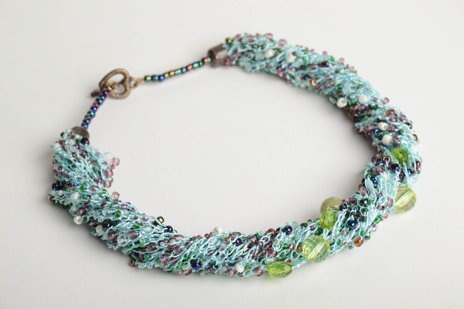 Collier volumineux en perles de rocaille au crochet bleu fait main original long photo 3