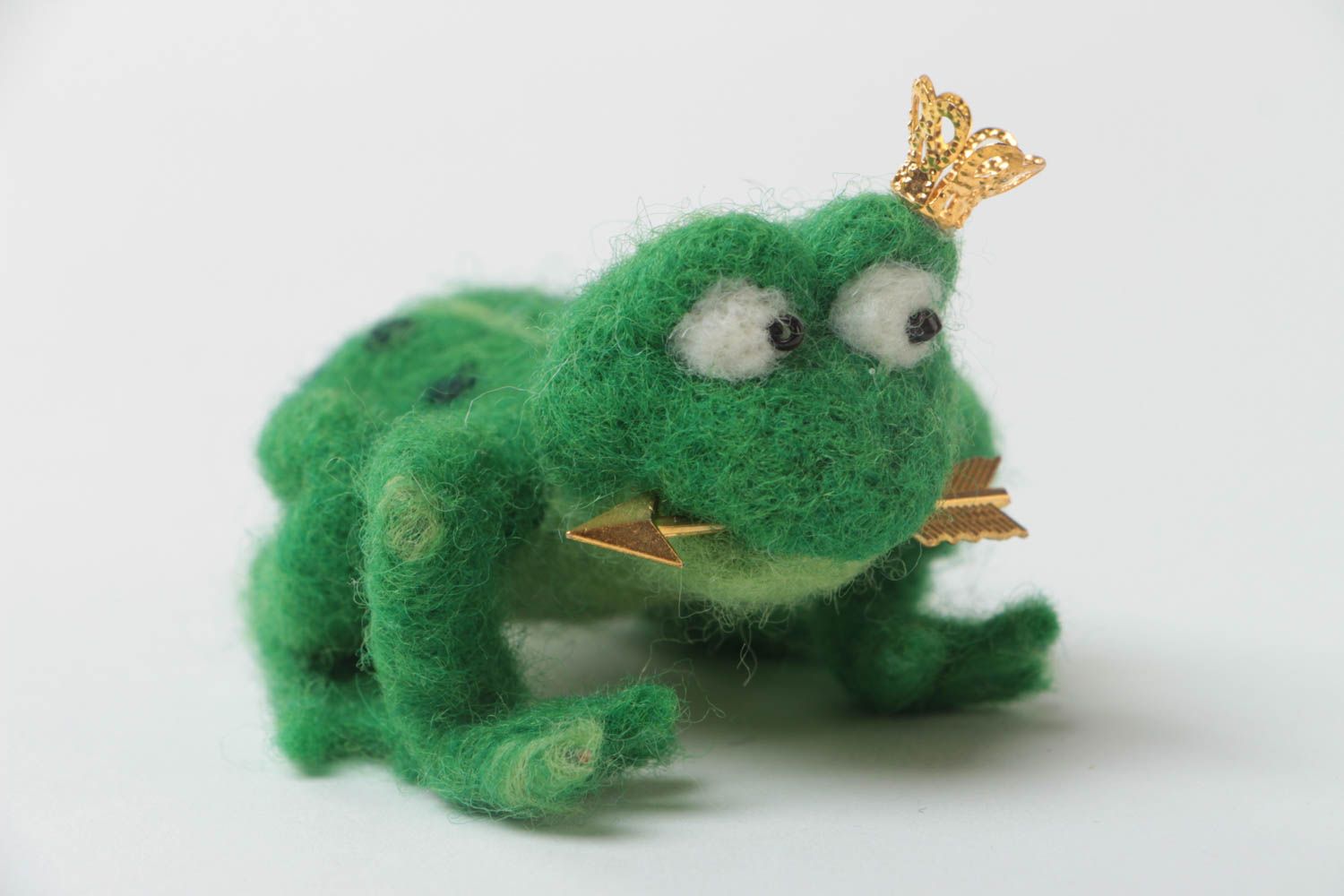 Figurine grenouille verte avec couronne et flèche en laine feutrée petite photo 2
