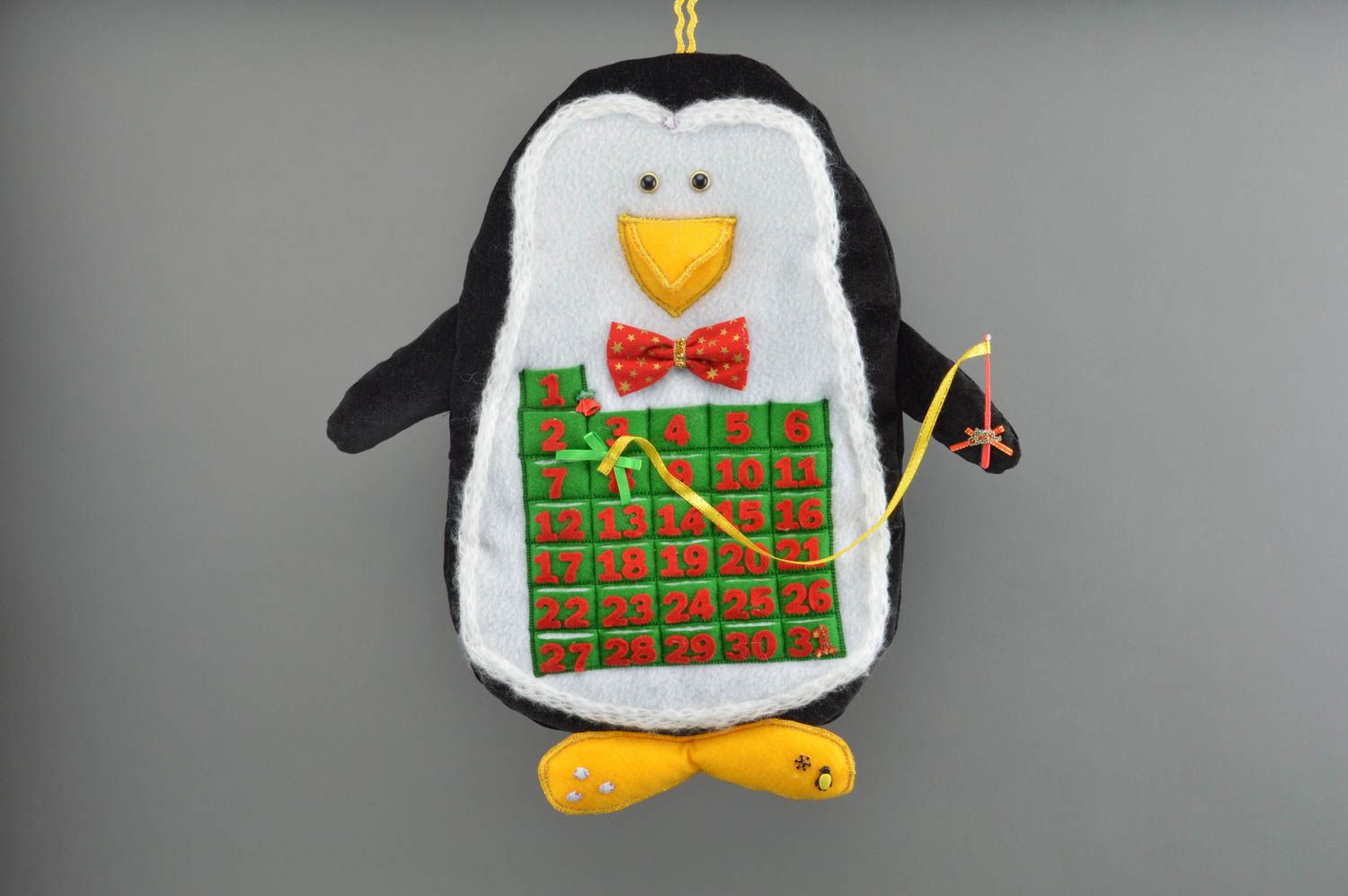 Календарь в виде игрушки пингвина из флисовой ткани подвеска на стену хэнд мэйд фото 1