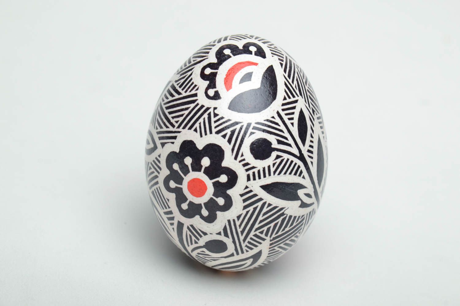 Oeuf de Pâques peint noir et blanc à motif floral fait main décoratif original photo 4