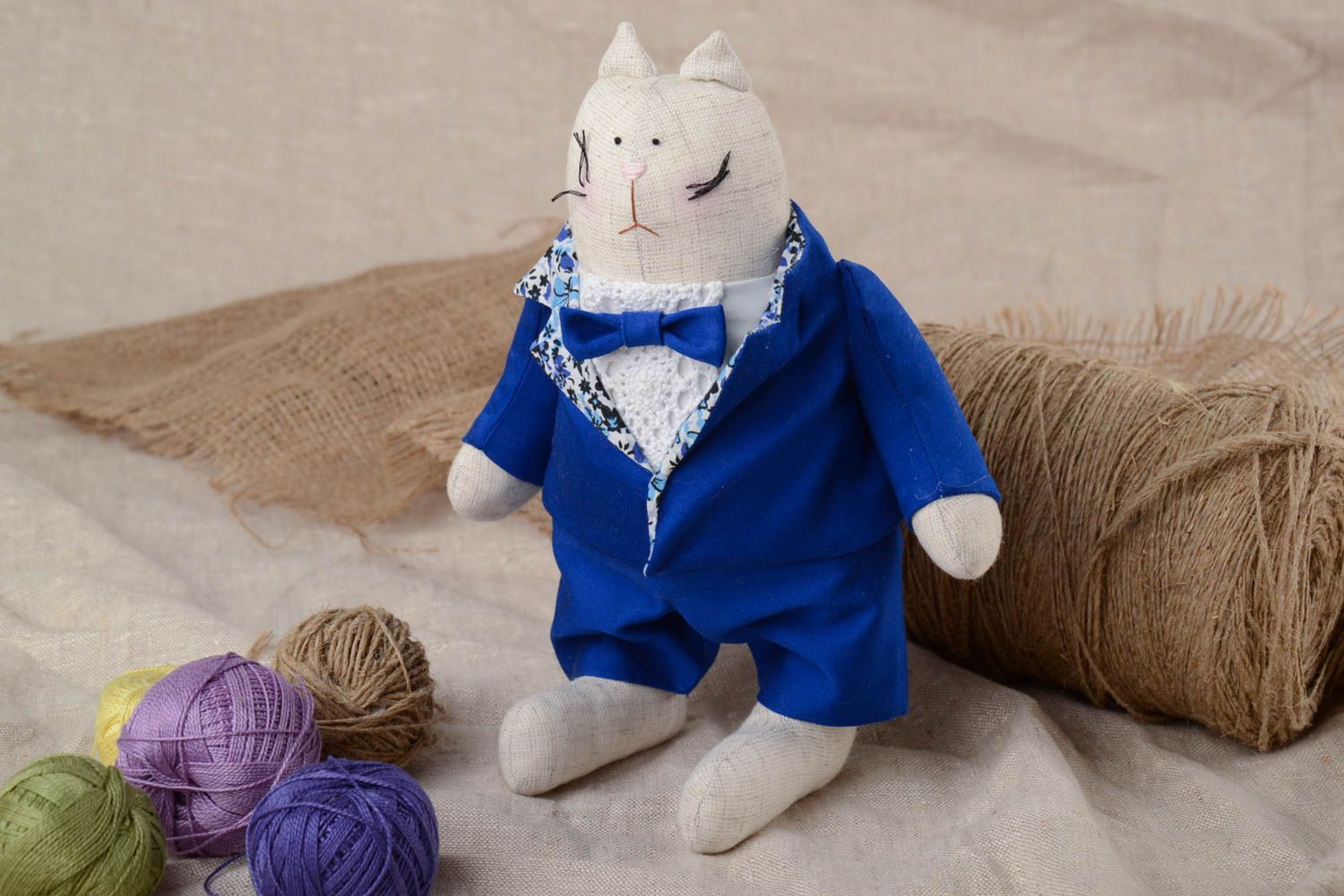 Beau jouet mou fait main en forme de chat en costume réalisé en lin et coton photo 1