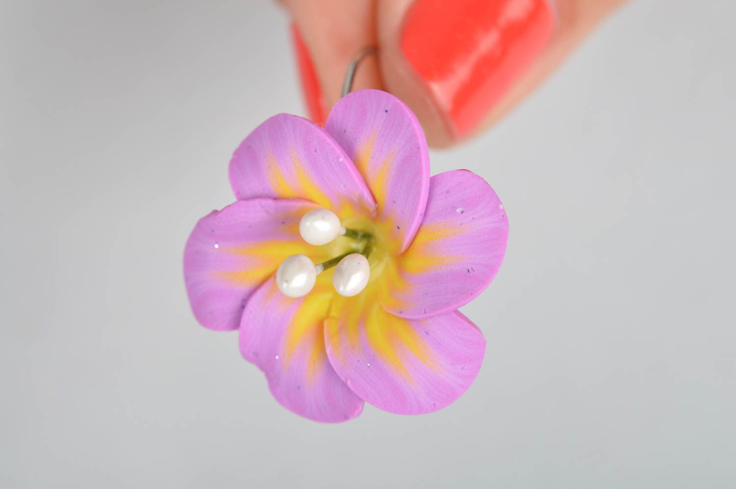 Feine helle violette originelle handgemachte Ohrringe aus Polymerton mit Blumen foto 3