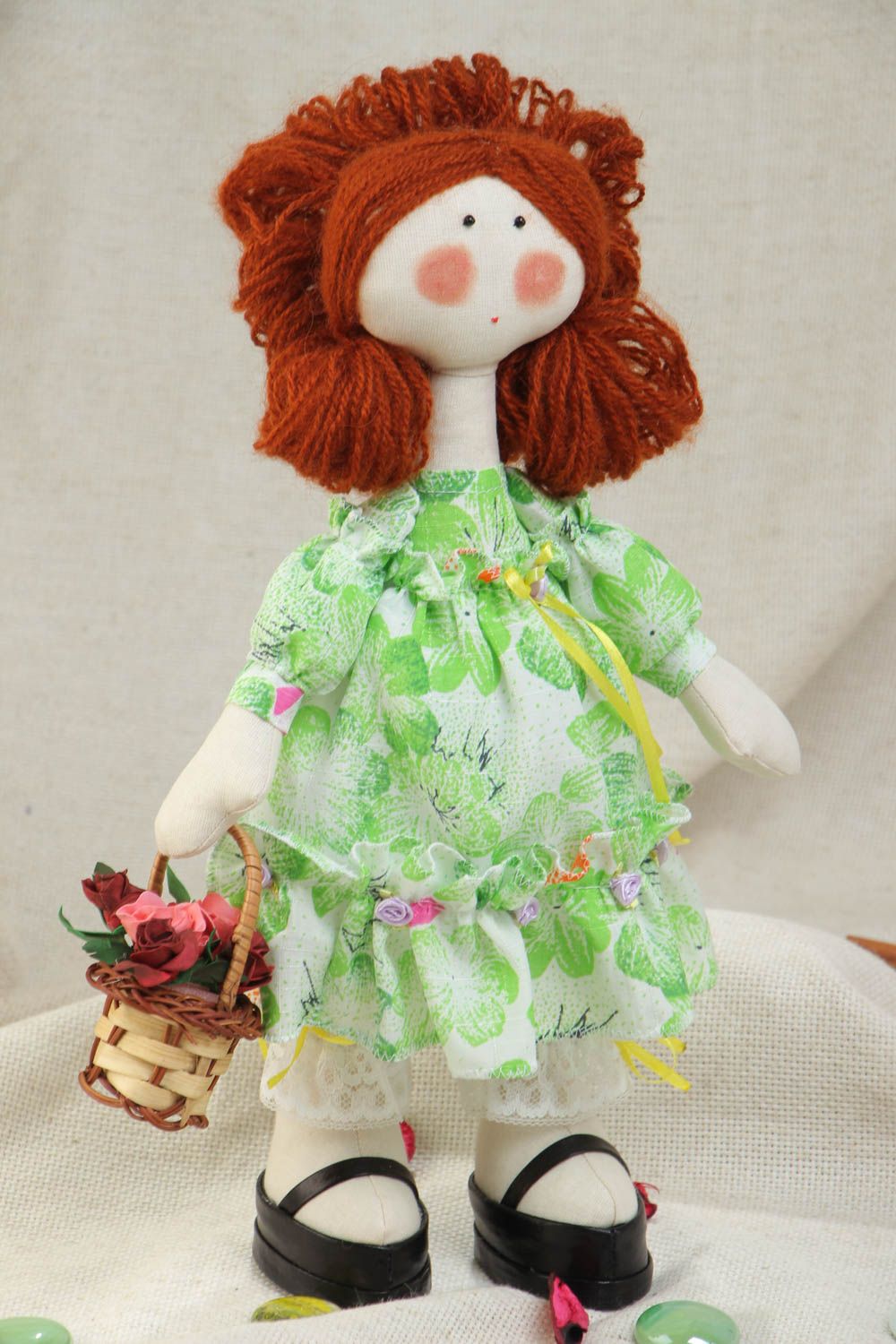 Muñeca de tela artesanal en vestido divertida con cesta pequeña foto 1