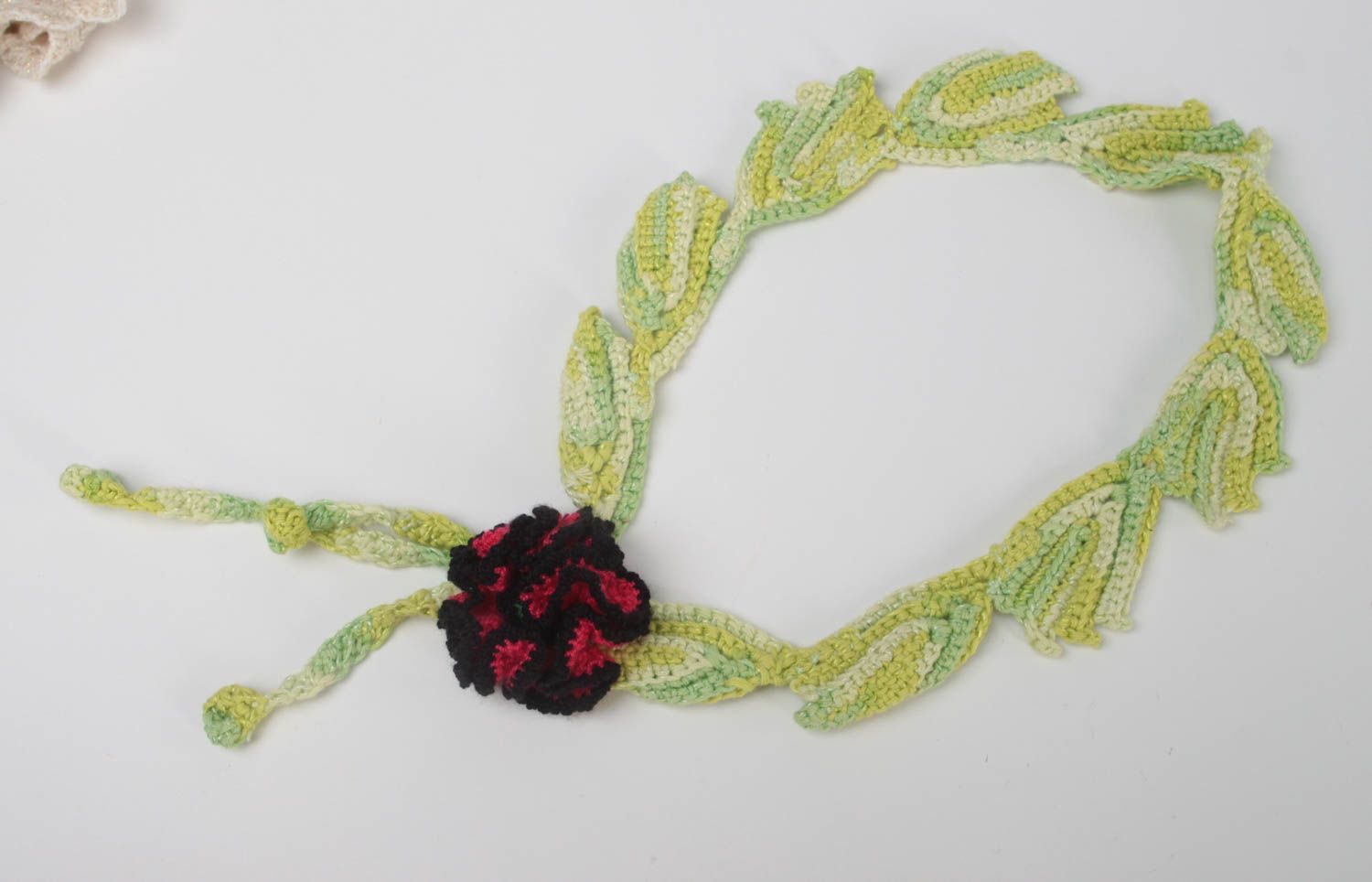 Collier textile Bijou fait main crochet vert fleur rouge noir Accessoire femme photo 2