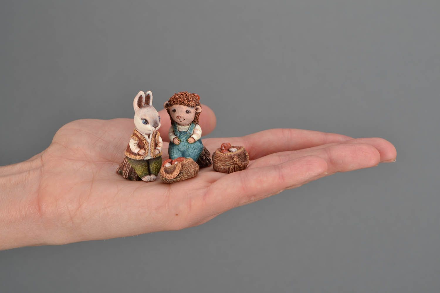 Estatuetas pequenas feitas de argila Ouriço e coelho foto 2