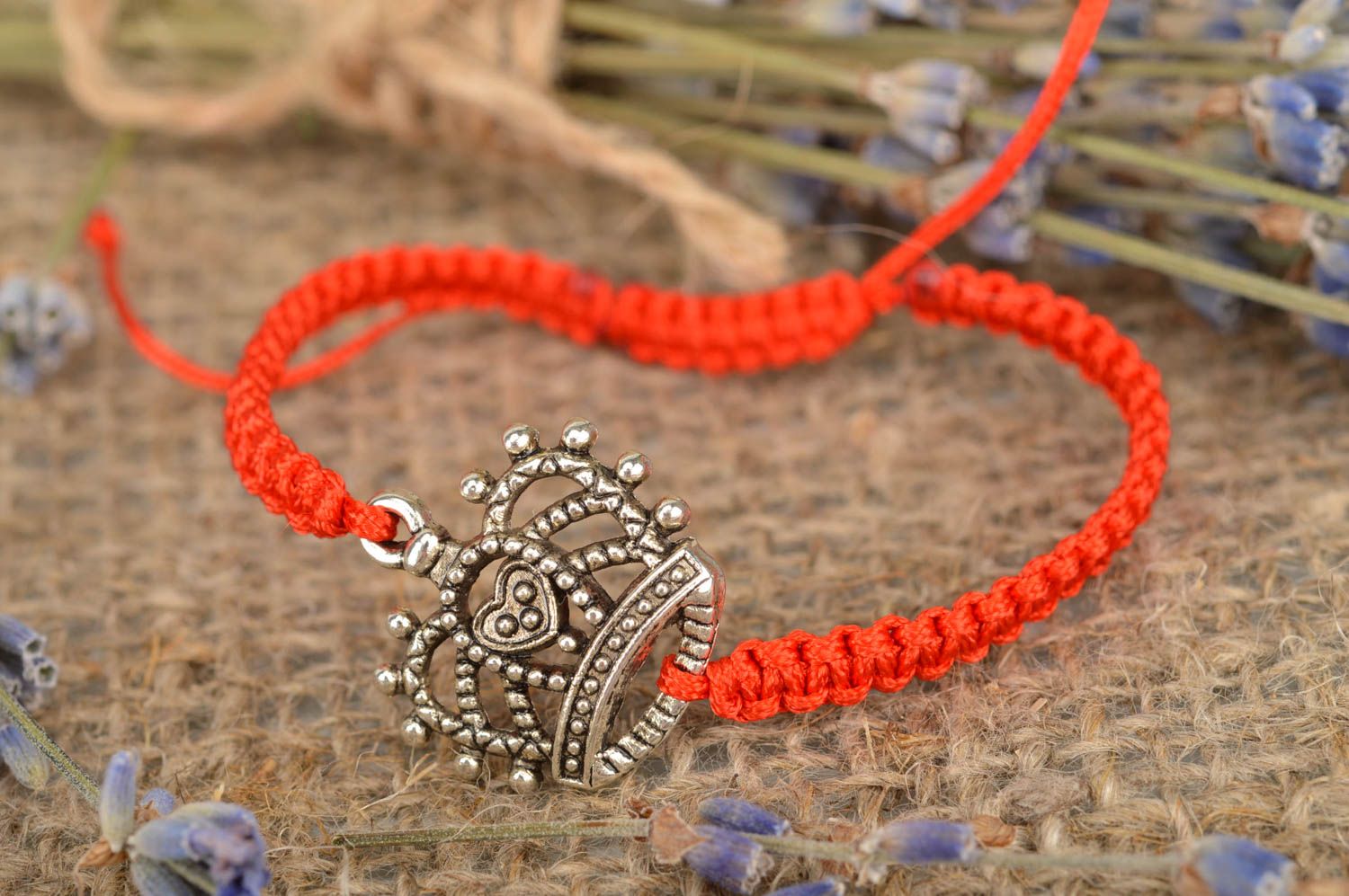 Bracelet fait main tressé en lacet ciré rouge avec couronne métallique design photo 1