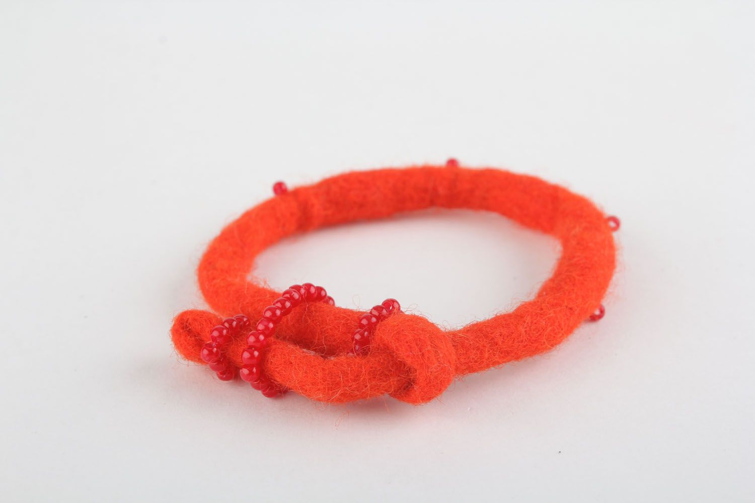 Bracelete vermelho de lã feito à mão  foto 1