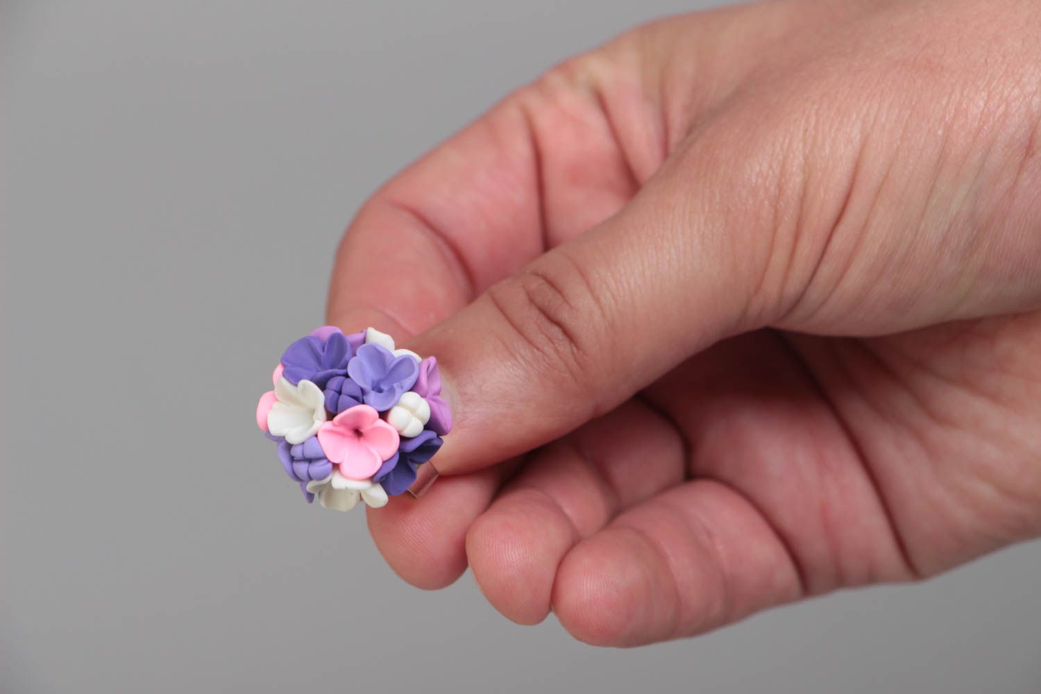 Bague avec fleurs mauves et blanches en pâte polymère faite main taille réglable photo 5