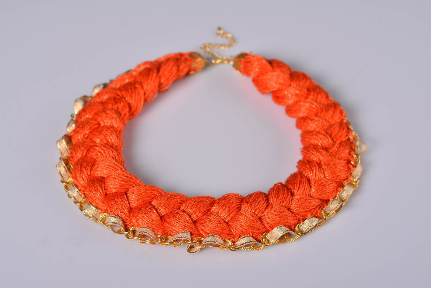 Collier large Bijou fait main tresse orange en fils acryliques Cadeau femme photo 1