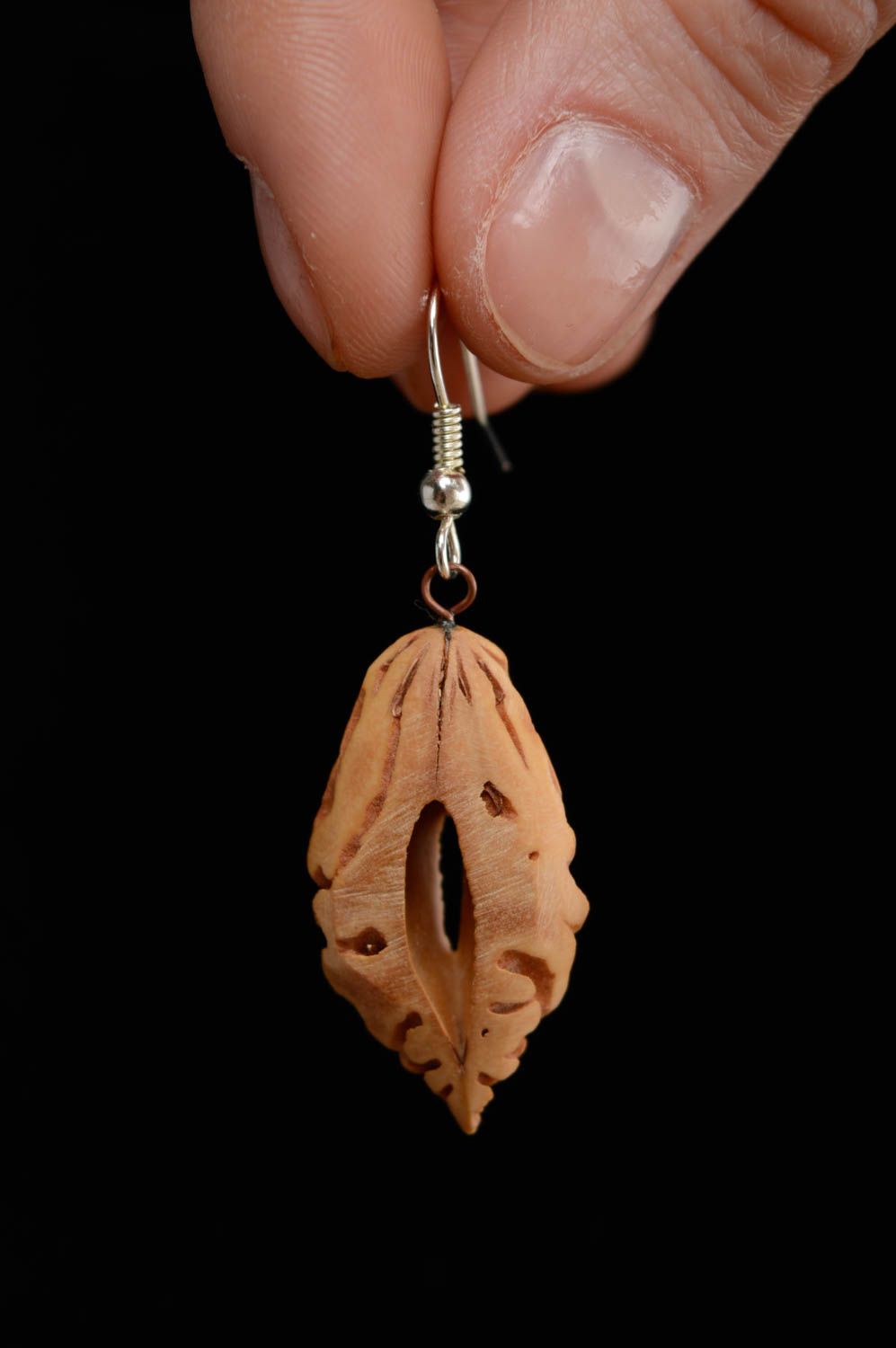 Boucles d'oreilles en noyaux d'abricots faites main pendantes originales marron photo 4