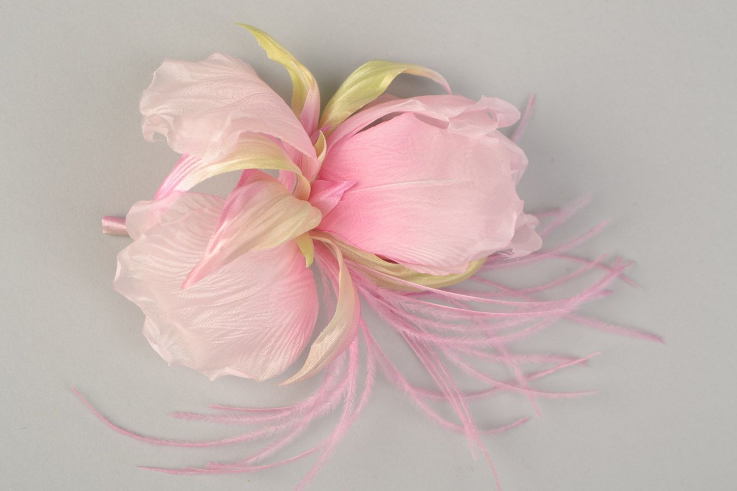 Ирис из японского шелка тканевый цветок для заколки или брошки ручная работа фото 3