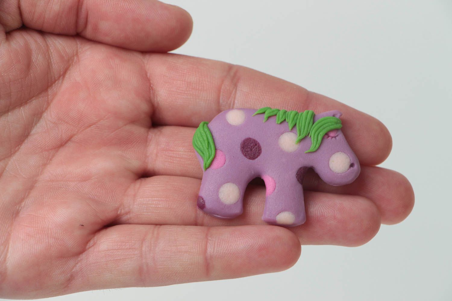 Broche en argile polymère faite main originale poney mauve pour enfant photo 5