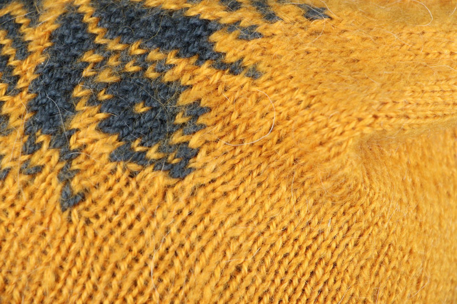 Gelbe gestrickte Mütze foto 4