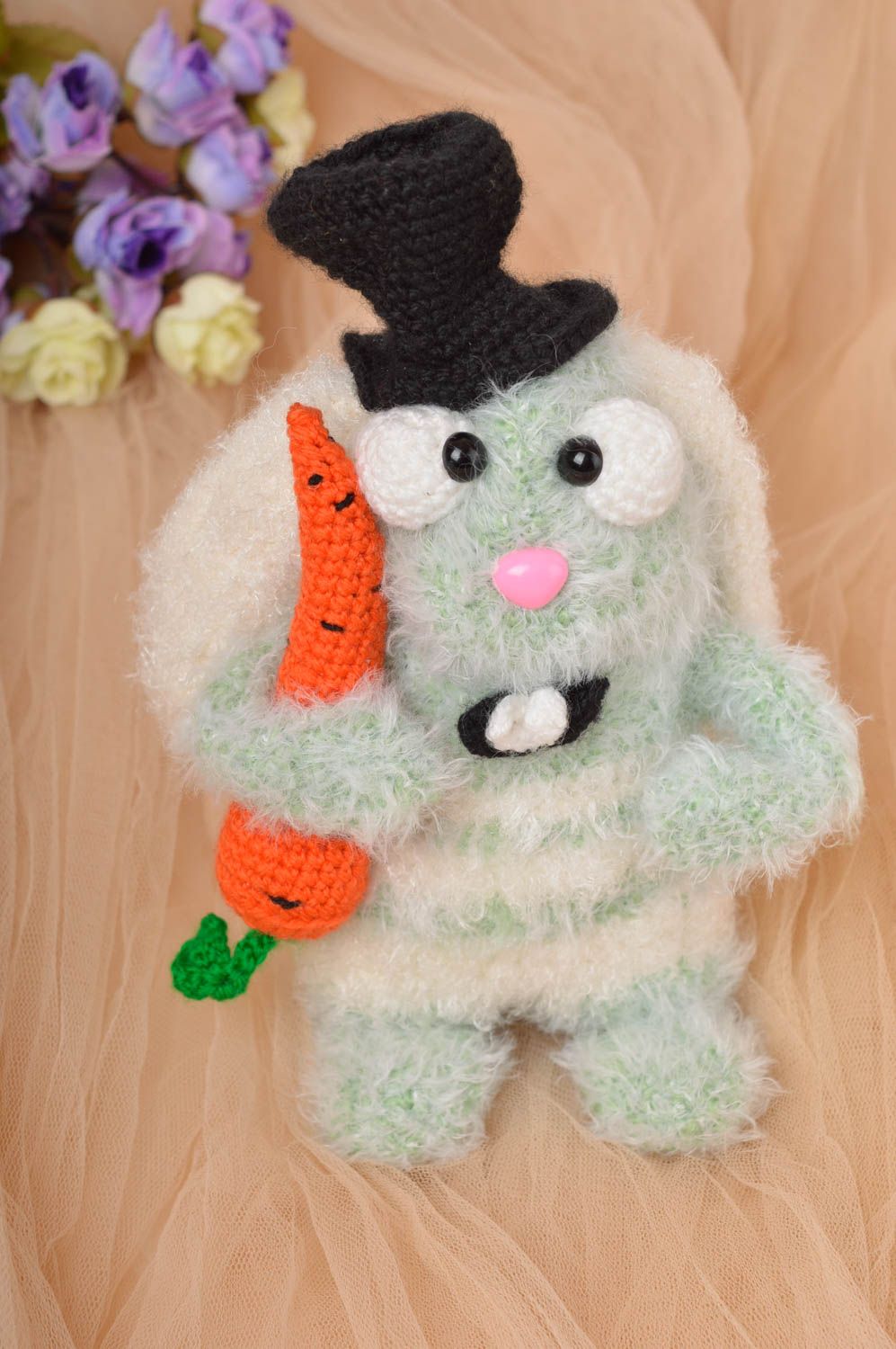 Handmade Kuscheltier Hase mit Karotte Geschenk für Kinder gehäkeltes Spielzeug foto 1
