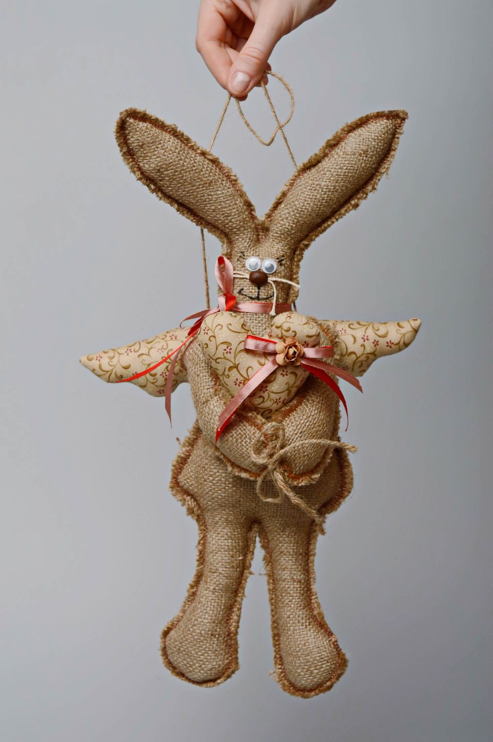 Игрушка интерьерная подвеска заяц из мешковины фото 4