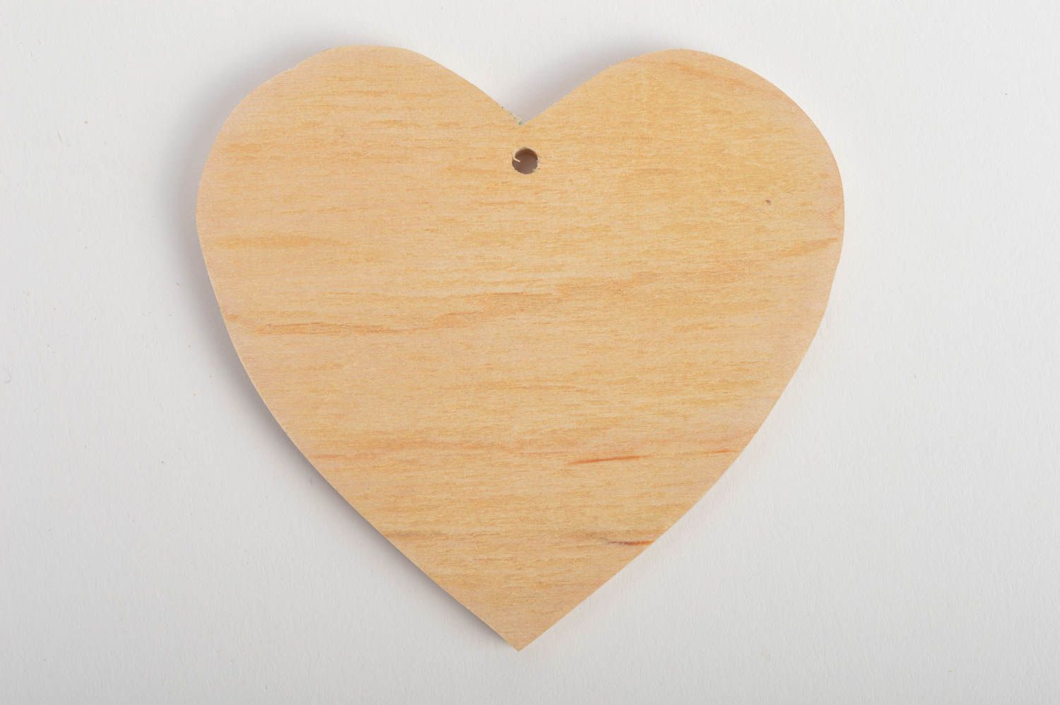 Petit coeur en bois à décorer ou peindre fait main joli avec trou de suspension photo 2