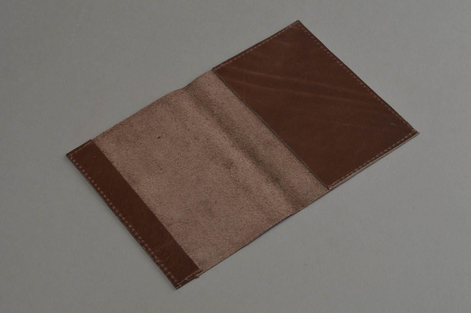 Porte-passeport en cuir fait main pour femme naturel design laconique brun foncé photo 4