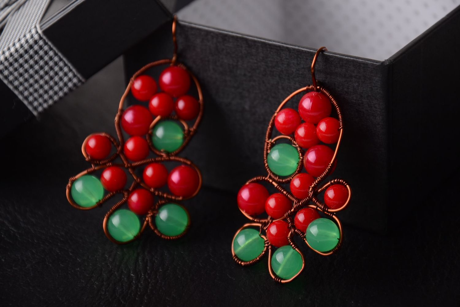 Boucles d'oreilles fait main Bijou fantaisie rouge-vert design Cadeau femme photo 1